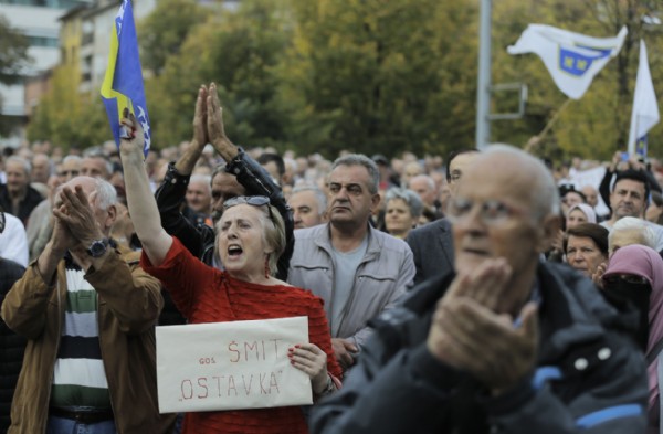 Bosnalılar Yüksek Temsilci Schmidt'e karşı sokağa döküldü!